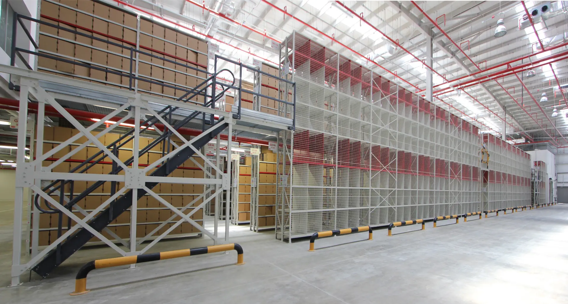 A wide range of shelving systems ensures optimal space utilization for diverse environments.